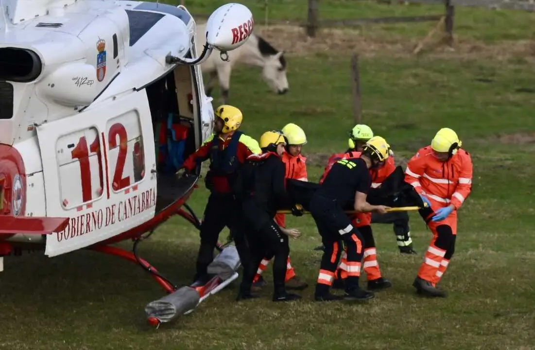 Equipos de rescate trabajan tras el derrumbe de una pasarela en la playa de El Bocal, en Santander, que dej&oacute; tres fallecidas y varios desaparecidos.

Nacho Cubero / Europa Press