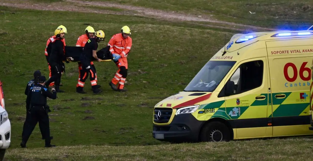 Efectivos de emergencias trasladan a una de las v&iacute;ctimas hacia una ambulancia tras el colapso de la pasarela en la zona de El Bocal, en Santander. Nacho Cubero / Europa Press