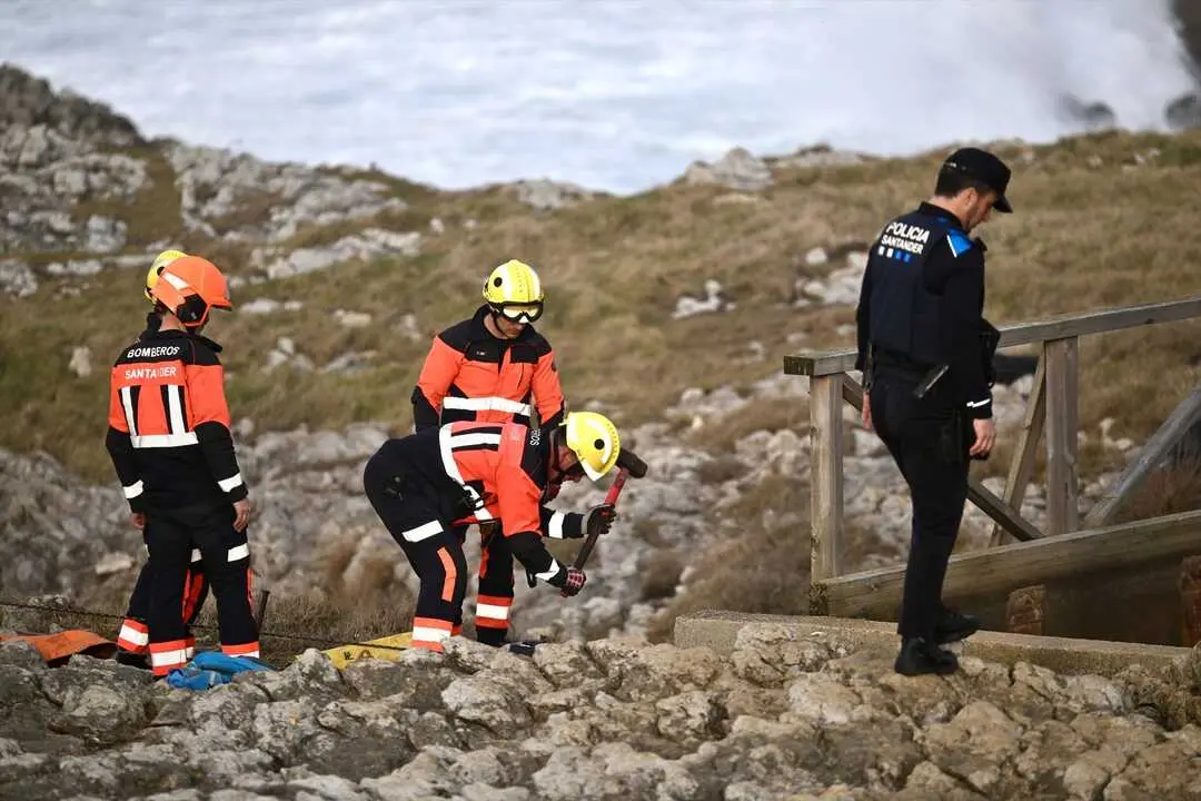 Equipos de rescate trabajan en la zona del derrumbe de la pasarela en El Bocal, en Santander, este martes, mientras contin&uacute;an las labores de b&uacute;squeda y la investigaci&oacute;n sobre las causas del colapso.