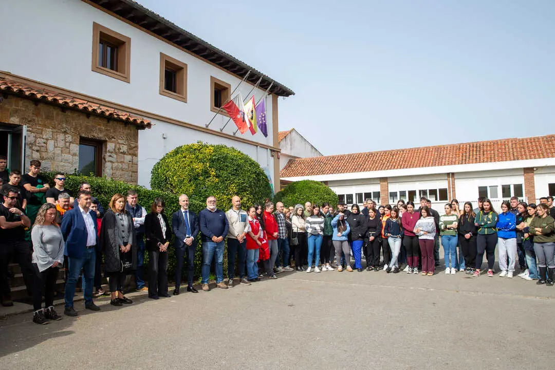 La comunidad educativa del CIFP La Granja y del IES La Granja de Heras ha guardado este mi&eacute;rcoles un emotivo minuto de silencio. / a.e