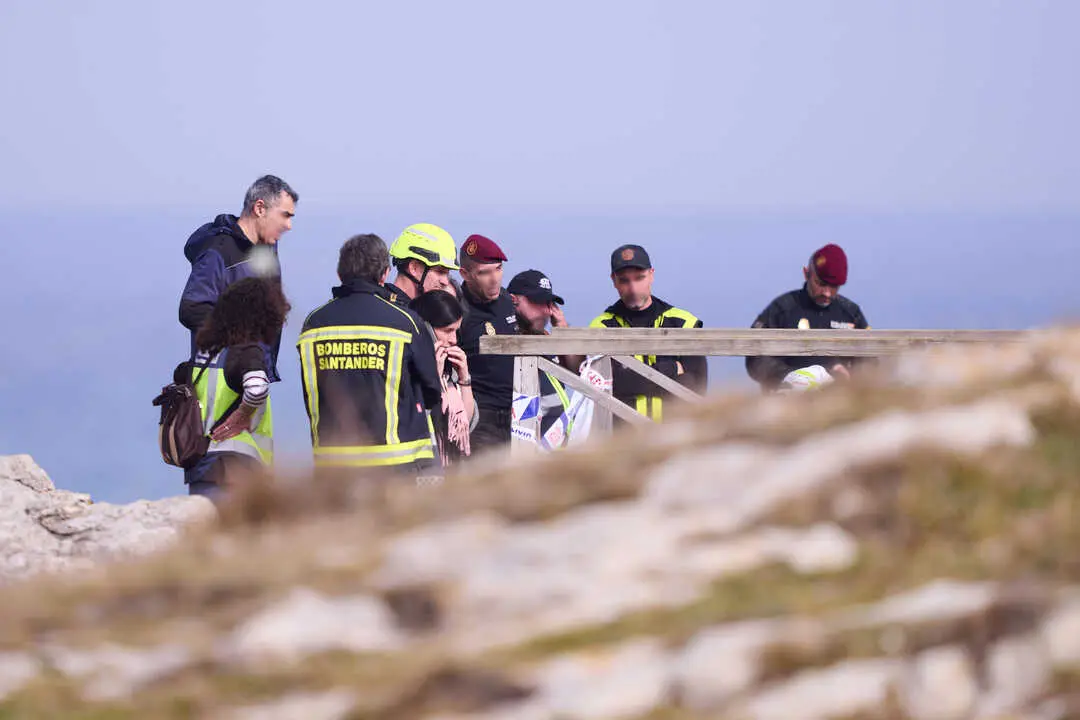 Equipos de rescate y servicios de emergencias trabajan en el lugar de los hechos, la playa de El Bocal. / EP