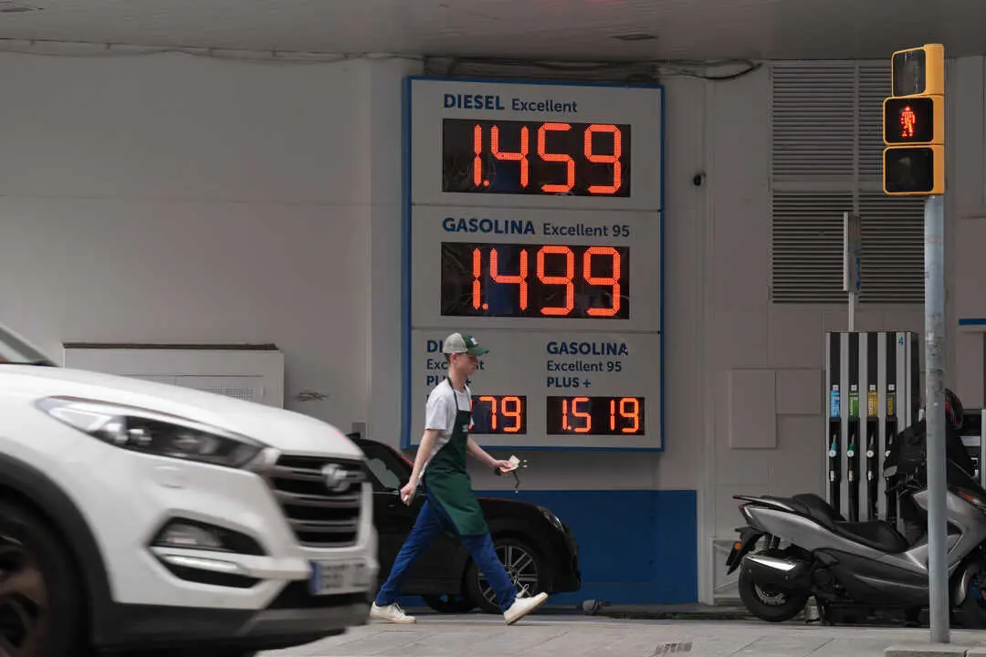 Cartel de precios en una gasolinera. / EP
