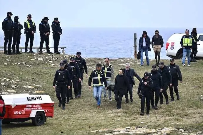 Agentes de los Servicios de Emergencias trabajan en la playa de El Bocal, a 5 de marzo de 2026, en Santander, Cantabria (Espa&ntilde;a). Un GEO ha hallado este jueves un cuerpo en la zona donde se buscaba a la joven de 20 a&ntilde;os desaparecida tras el derrumbe de una pasarela que provoc&oacute; el fallecimiento de cinco j&oacute;venes, y la hospitalizaci&oacute;n de una sexta v&iacute;ctima.
Fecha: 05/03/2026.

Firma: Nacho Cubero / Europa Press