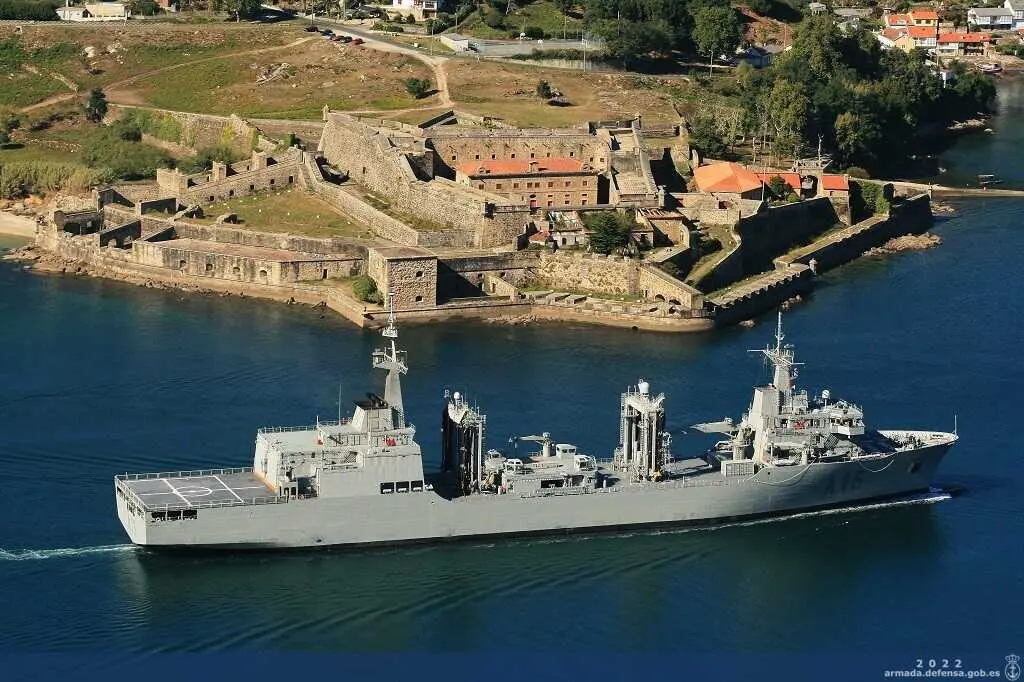 El Cantabria, con casi 20.000 toneladas de desplazamiento, es la base flotante que alimenta de combustible, munici&oacute;n y v&iacute;veres a los buques espa&ntilde;oles en misiones internacionales. / Armada