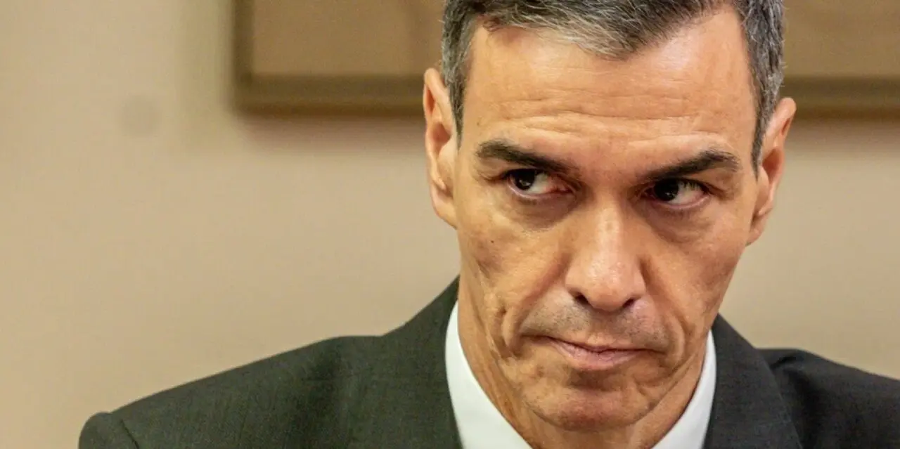 El presidente del Gobierno, Pedro S&aacute;nchez, asiste a la presentaci&oacute;n de la serie de ficci&oacute;n 'Anatom&iacute;a de un instante'. | Ricardo Rubio / Europa Press