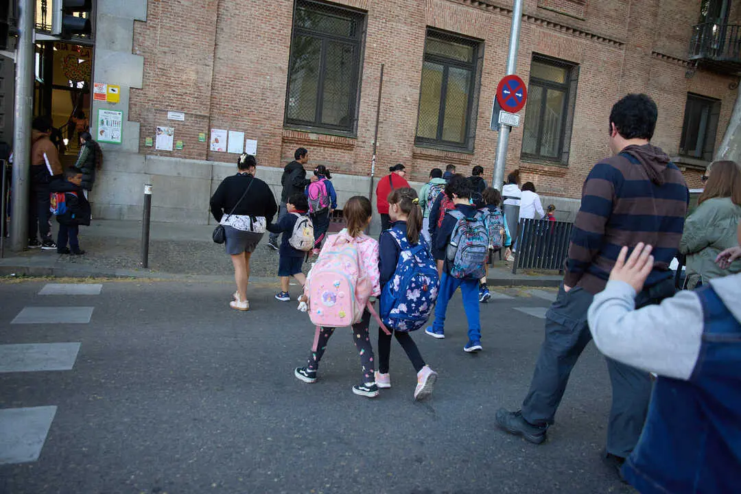Varios ni&ntilde;os van al colegio. / EP