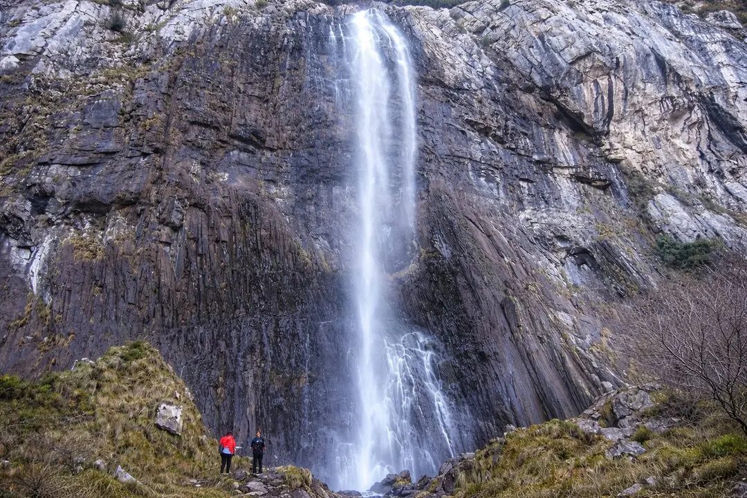En Cantabria hay rutas que lo tienen todo: naturaleza salvaje, leyendas antiguas y un final gastron&oacute;mico memorable. / YT