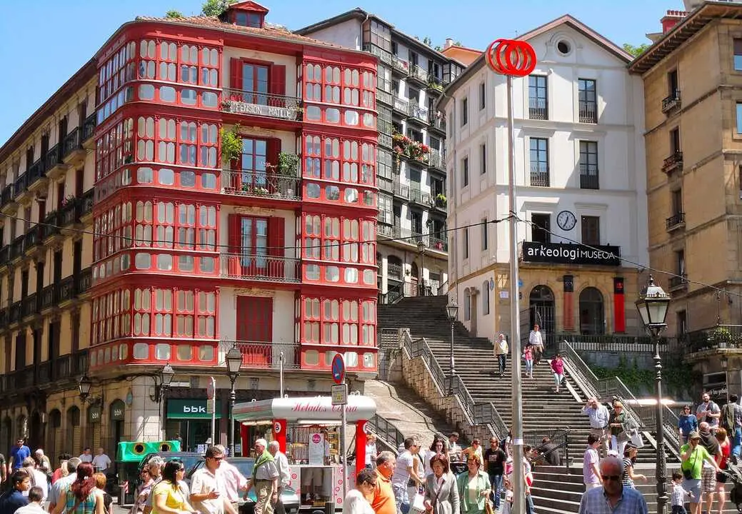 Situada en el Pa&iacute;s Vasco, Bilbao ha pasado de ser una ciudad industrial a convertirse en un referente cultural y tur&iacute;stico. / Guggenheim