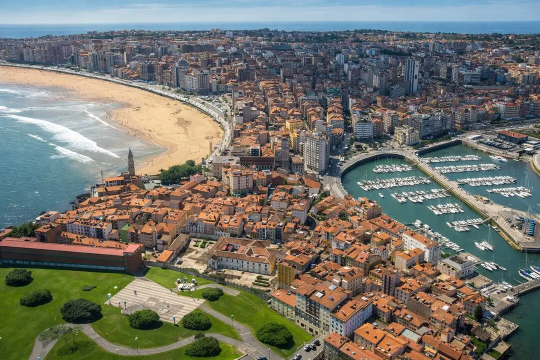 Con su ambiente abierto, su relaci&oacute;n constante con el mar y su oferta cultural y gastron&oacute;mica, la ciudad asturiana ofrece planes para todos los gustos. / a.e