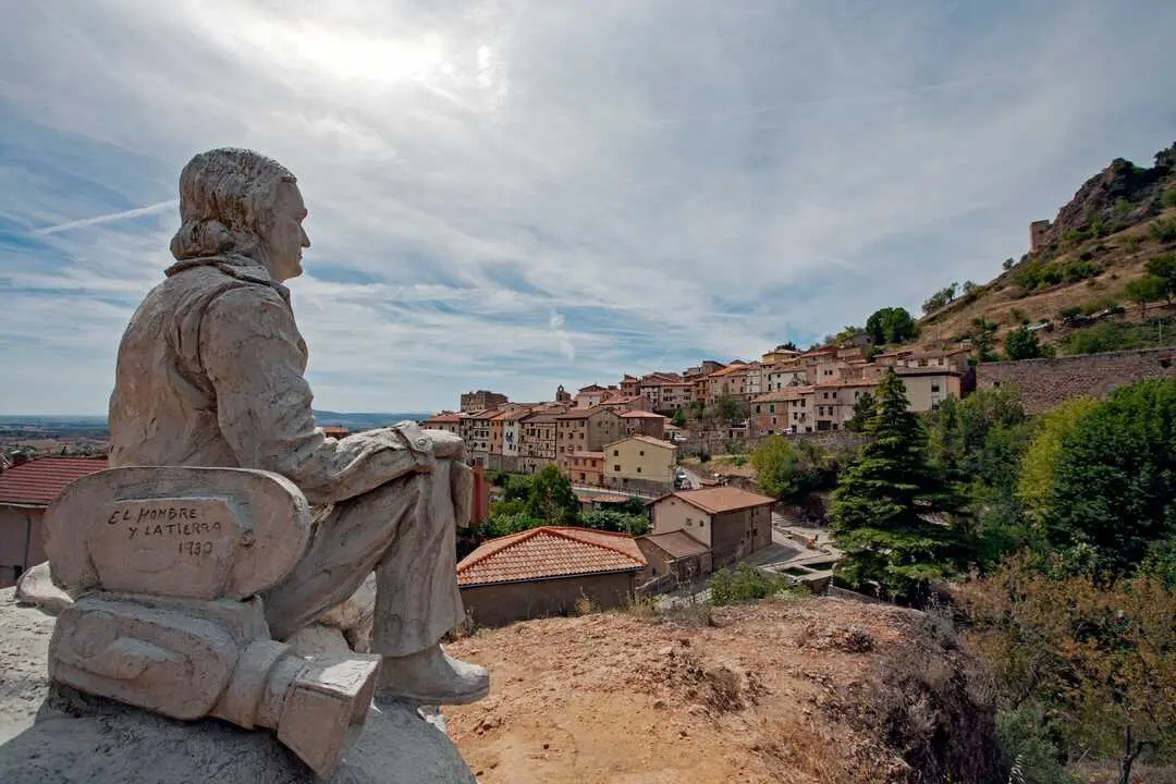 Estatua de F&eacute;lix Rodr&iacute;guez de la Fuente en Poza de la Sal. / T.CYL