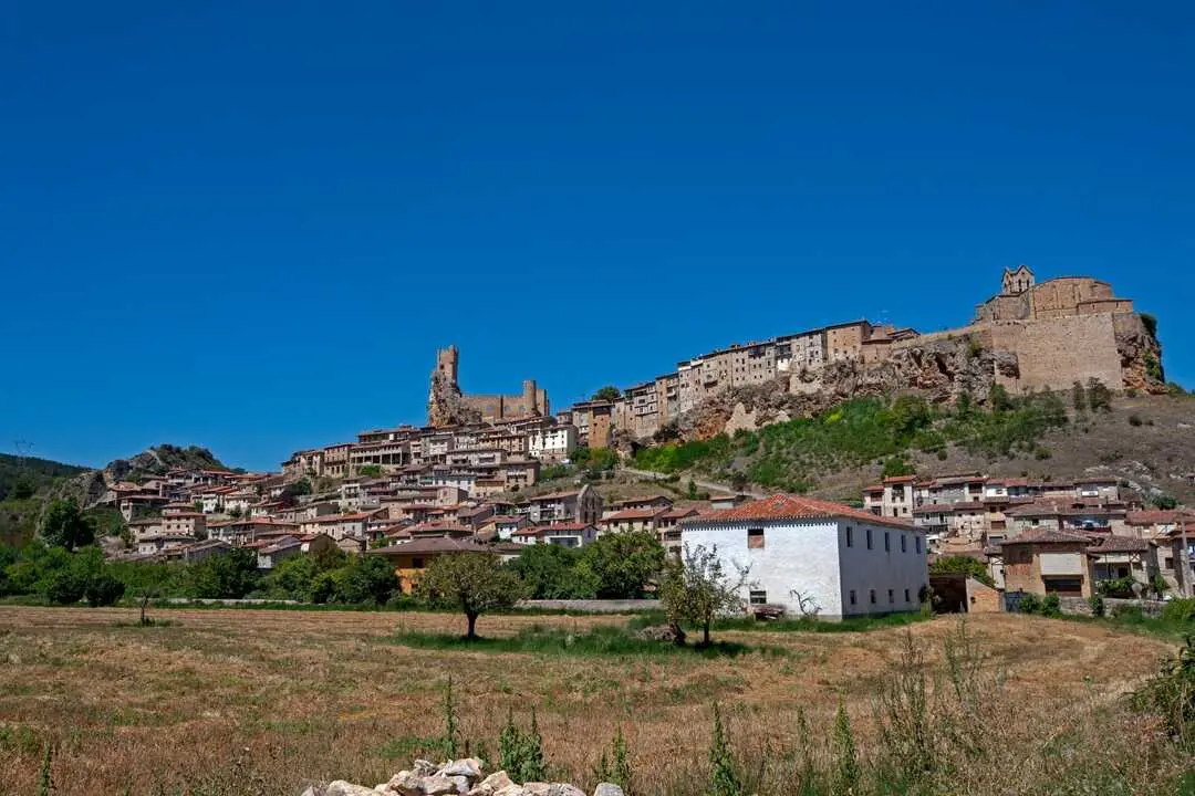 A pocos kil&oacute;metros de Cantabria existe una ciudad que sorprende por su tama&ntilde;o y por su espectacular silueta medieval. / t. CyL