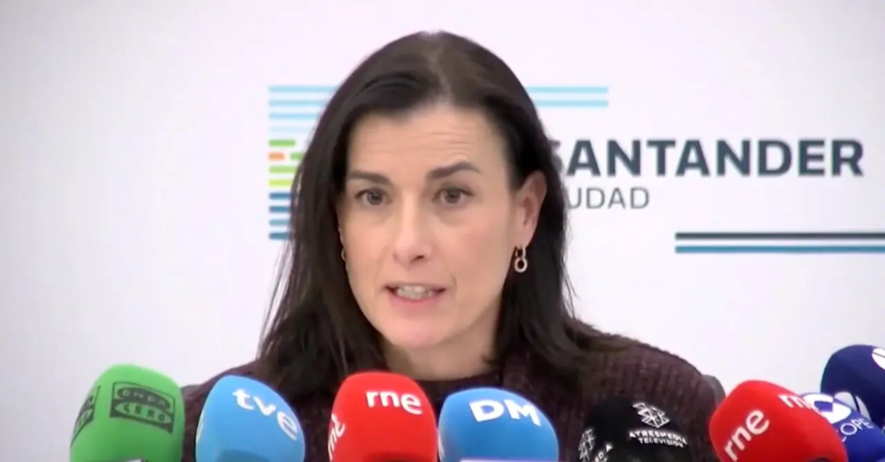 La alcaldesa de Santander, Gema Igual, durante su comparecencia ante los medios para informar sobre el aviso recibido por la Polic&iacute;a Local el d&iacute;a previo al derrumbe de la pasarela en la senda costera de El Bocal y aclarar las competencias sobre el mantenimiento de la infraestructura.