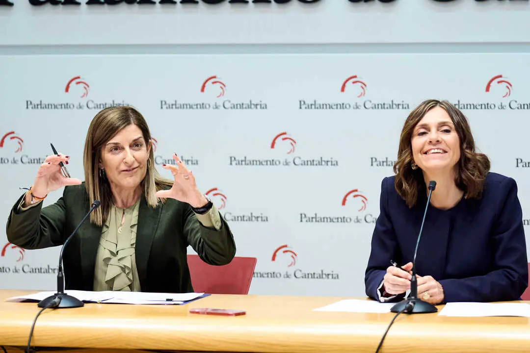 La presidenta de Cantabria, Mar&iacute;a Jos&eacute; S&aacute;enz de Buruaga, y la candidata del PRC, Paula Fern&aacute;ndez, tras firmar el acuerdo entre PP y PRC para aprobar los Presupuestos de Cantabria de 2026 en el Parlamento regional.

Juanma Serrano / Europa Press
