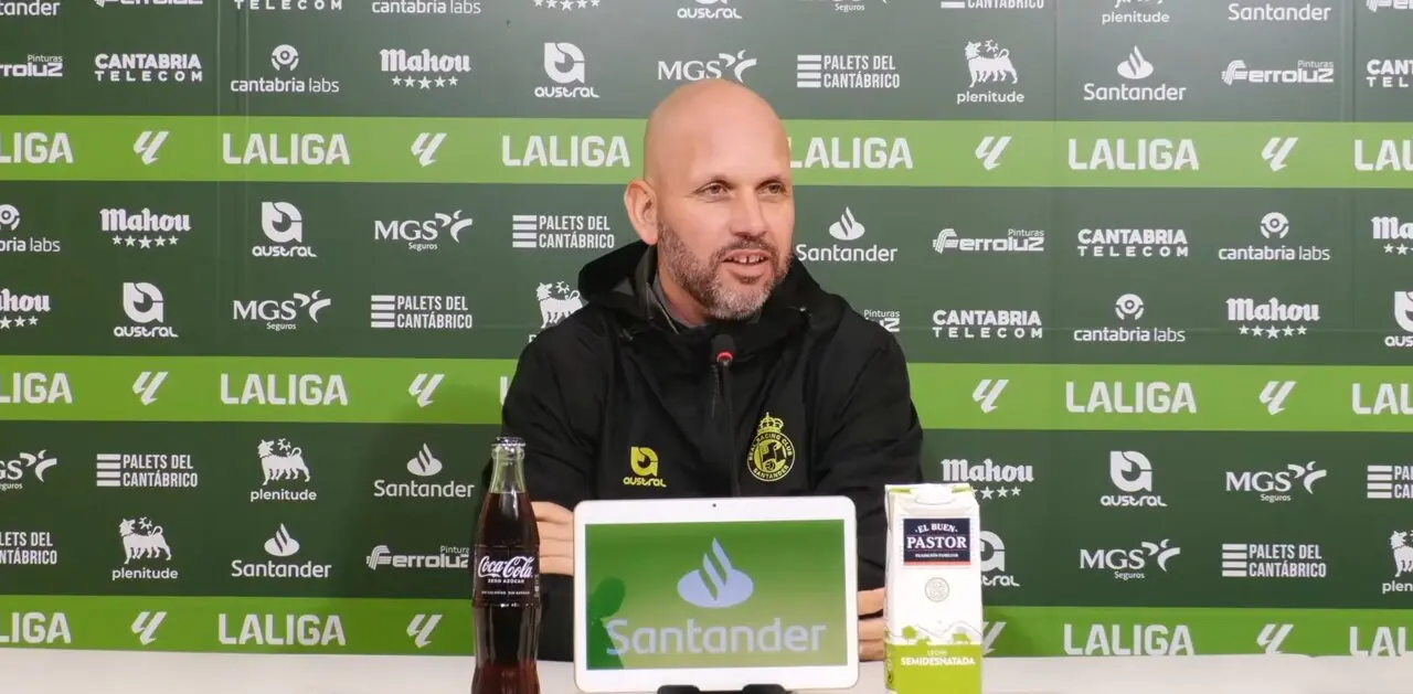 El entrenador del Racing, Jos&eacute; Alberto, durante la rueda de prensa. / A.E.