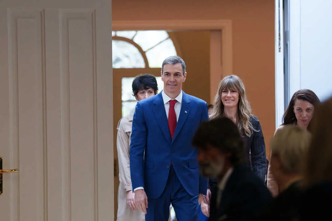 El presidente del Gobierno, Pedro S&aacute;nchez (i) y la mujer del presidente del Gobierno, Bego&ntilde;a G&oacute;mez (d). / EP