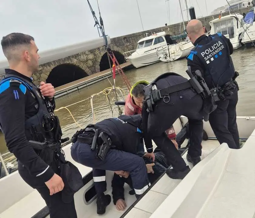 La r&aacute;pida actuaci&oacute;n de la Polic&iacute;a Local de Santander evit&oacute; consecuencias m&aacute;s graves para un hombre. / POLIC&Iacute;A LOCAL