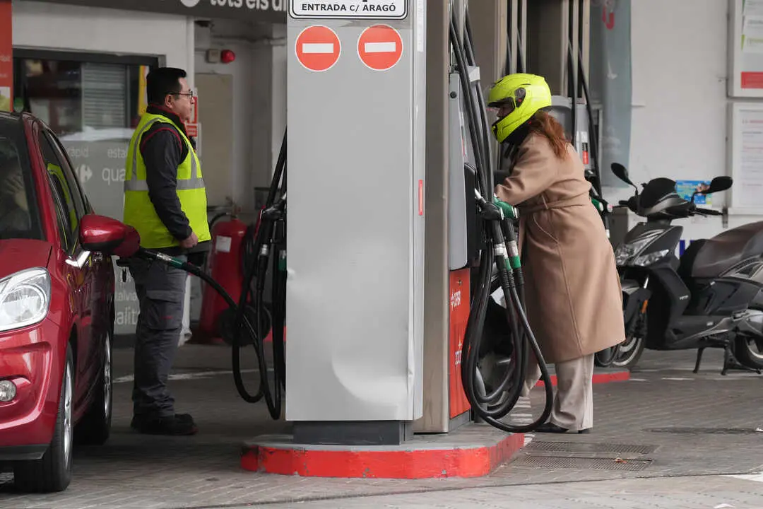 Una persona echa combustible. / EP