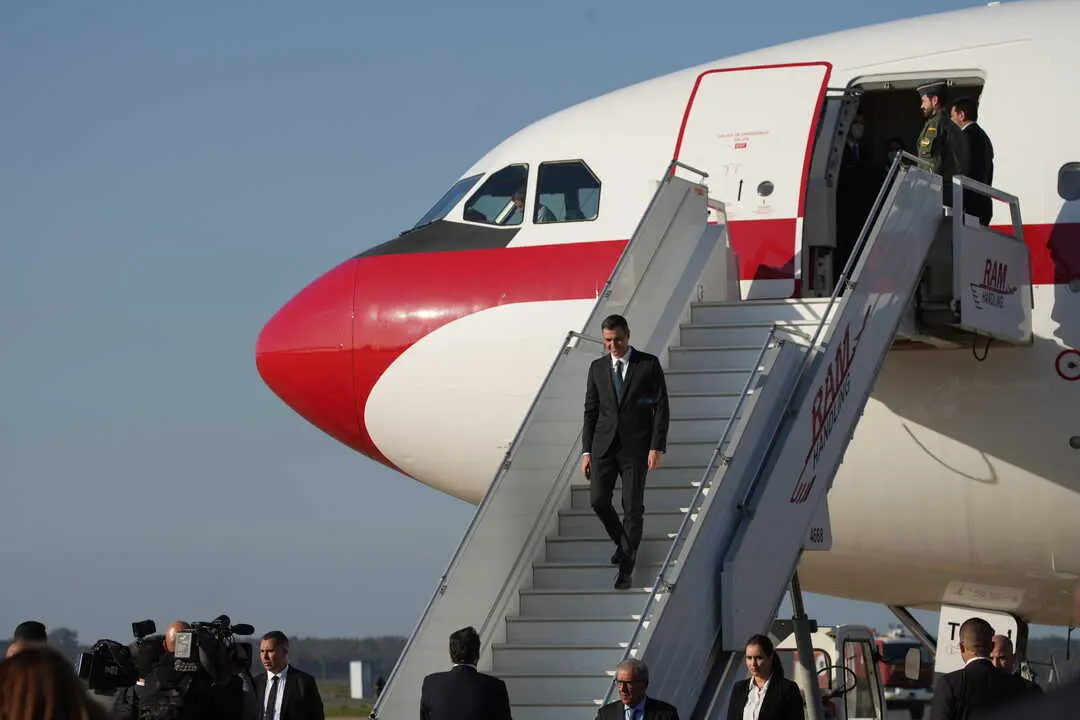 El presidente del Gobierno de Espa&ntilde;a, Pedro S&aacute;nchez (i), baja del avi&oacute;n presidencial, Falcon. / EP