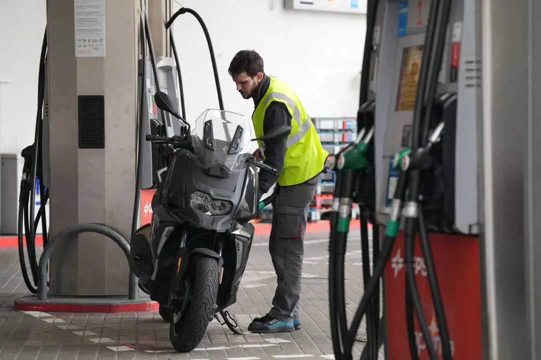 Una persona echa combustible. / EP