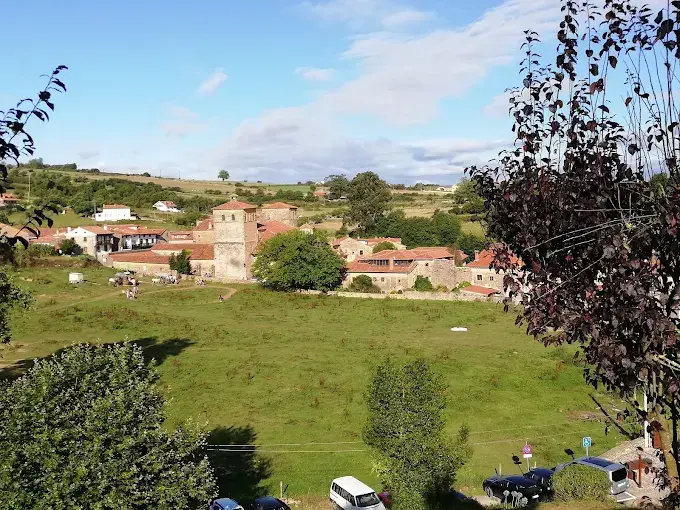 Recorrer pueblos hist&oacute;ricos, subir a los Picos de Europa o descubrir cuevas prehist&oacute;ricas son solo algunos de los planes que convierten a Cantabria en un destino imprescindible. / A.E