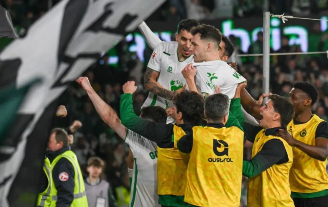 Los jugadores suplentes del Racing alzan a I&ntilde;igo Vicente tras marcar su gol.LALIGA