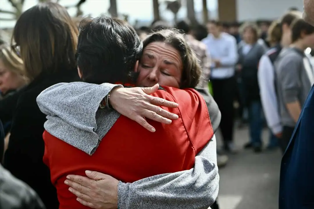 Varias personas durante el minuto de silencio en homenaje a los estudiantes fallecidos en el derrumbe de una pasarela costera, en el CIFP La Granja de Heras, a 4 de marzo de 2026, en Santander, Cantabria (Espa&ntilde;a). Cinco estudiantes fallecieron ayer, martes 3 de marzo, al hundirse una pasarela en El Bocal de Santander y se busca a otra persona. El grupo, con edades pr&oacute;ximas a los veinte a&ntilde;os, era de estudiantes del CIFP La Granja de Heras. leer menos

Firma: Nacho Cubero / Europa Press