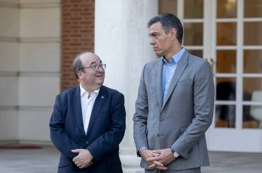 El presidente del Gobierno, Pedro S&aacute;nchez (d), y el entonces ministro Miquel Iceta (i), en el Palacio de la Moncloa en una imagen de archivo, en pleno contexto de las revelaciones del caso Koldo.