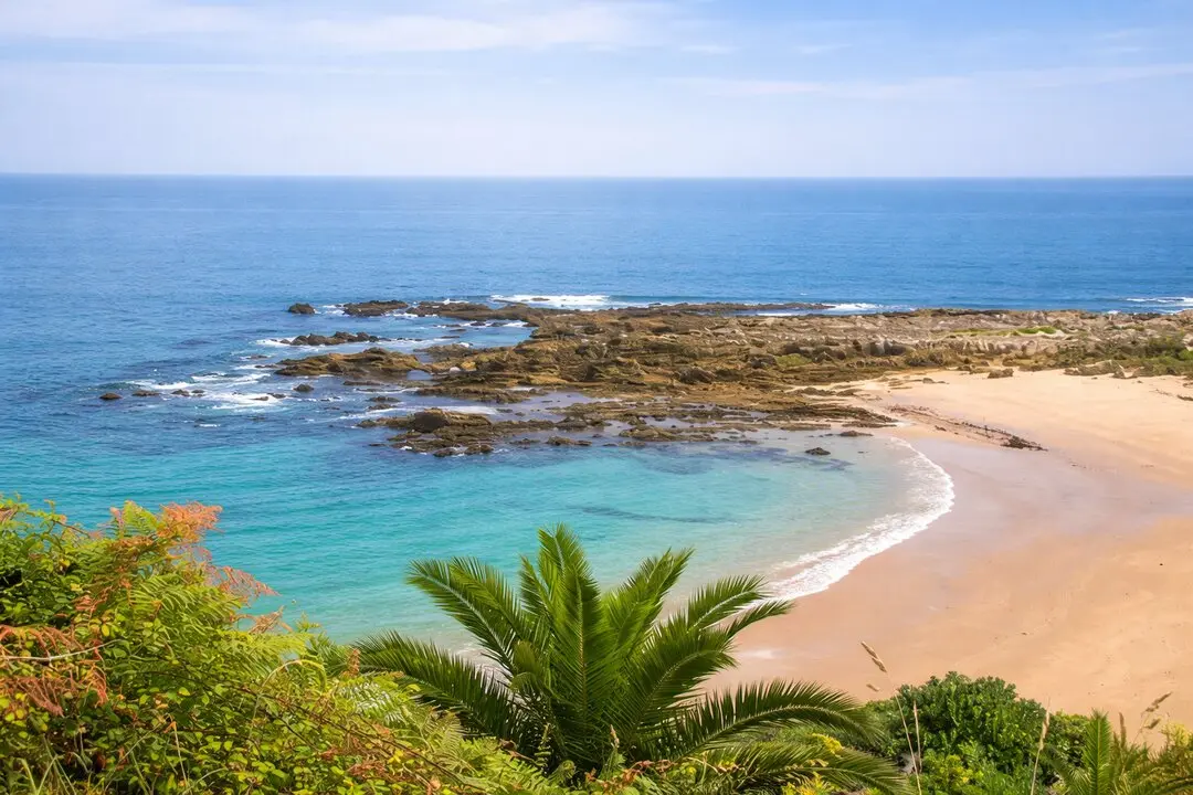 En Pech&oacute;n, un peque&ntilde;o pueblo entre las r&iacute;as de Tina Mayor y Tina Menor, algunas playas desaparecen bajo el Cant&aacute;brico. / T.C