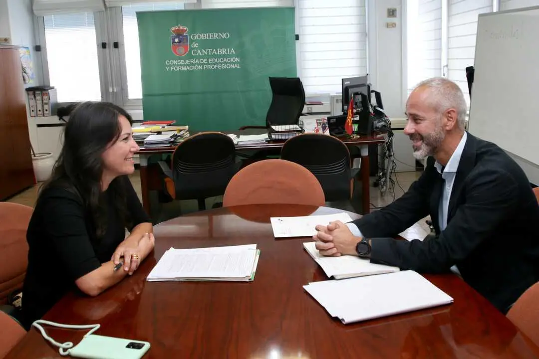 El consejero de Educaci&oacute;n, Sergio Silva, y la presidenta de la Junta de Personal Docente, Rus Trueba. / A.E