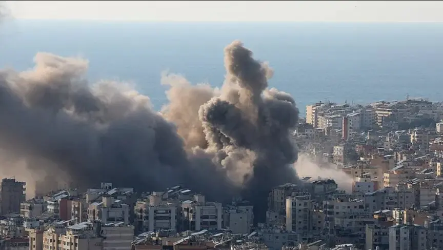Se elevan humo y polvo tras un ataque israel&iacute; en los suburbios del sur de Beirut, tras una escalada de tensi&oacute;n entre Hezbol&aacute; e Israel en medio del conflicto entre Estados Unidos e Israel con Ir&aacute;n y el L&iacute;bano.