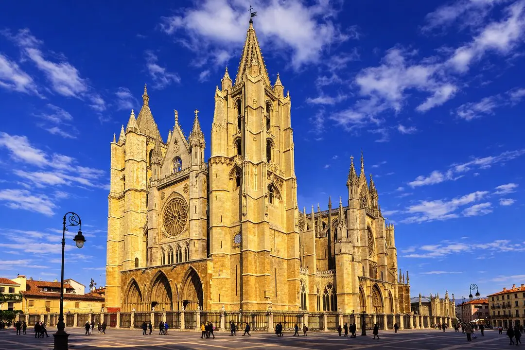Conocida como la &ldquo;Pulchra Leonina&rdquo;, la Catedral de Le&oacute;n destaca por la espectacular colecci&oacute;n de vidrieras medievales. / i.a
