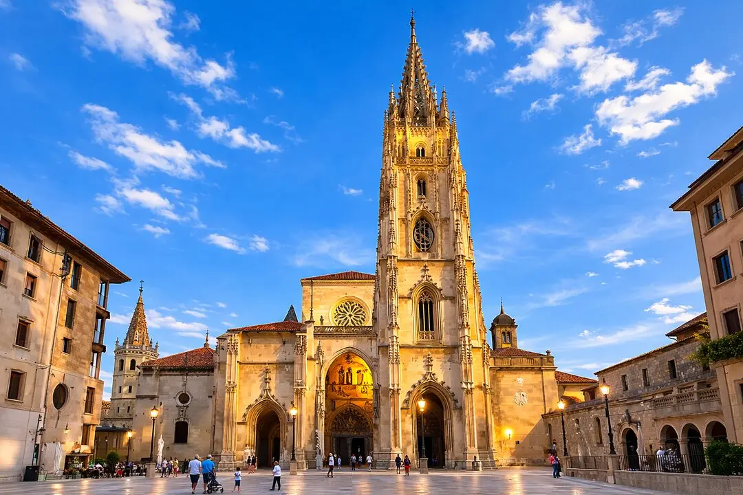 Para quienes buscan una escapada cultural cerca de Cantabria, Oviedo ofrece uno de los monumentos m&aacute;s sorprendentes del norte. / I.A