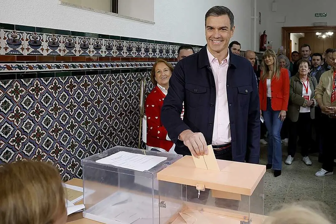 Pedro S&aacute;nchez deposita su voto en una urna durante una jornada electoral, en una imagen de archivo utilizada para ilustrar el debate sobre la identificaci&oacute;n digital de votantes.