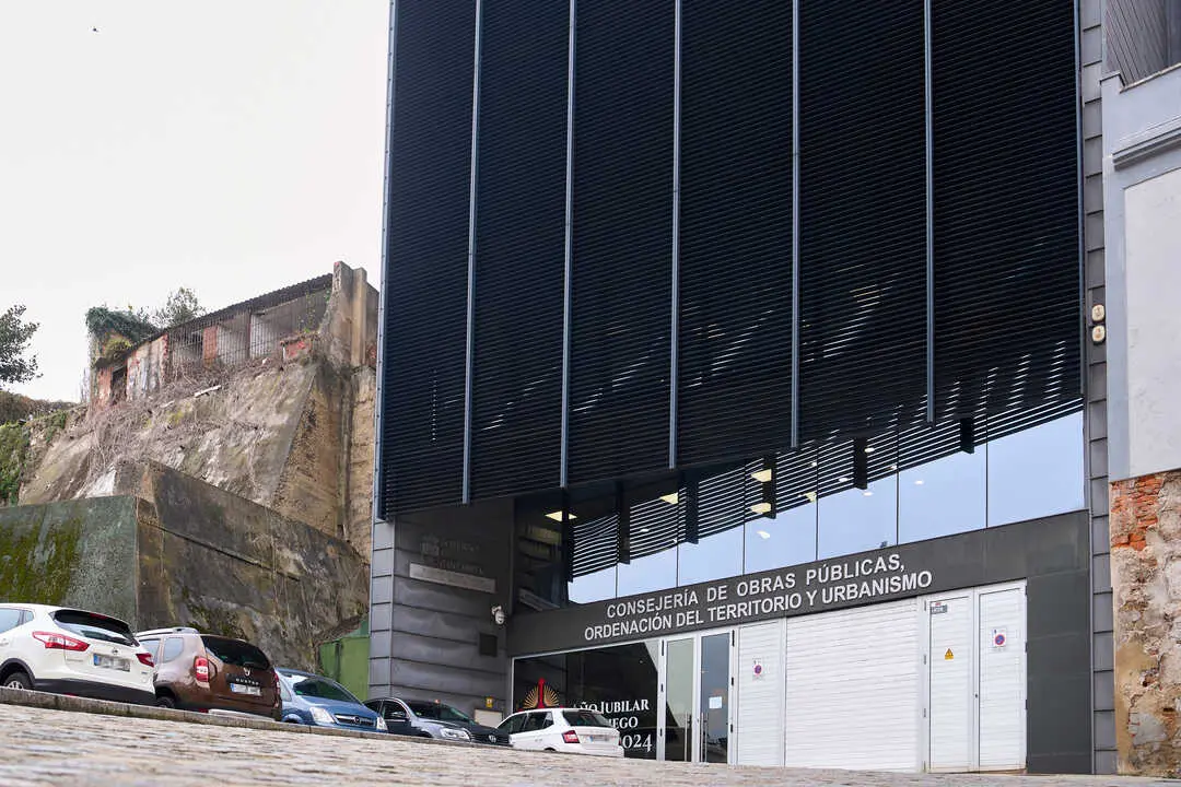 La fachada de la Consejer&iacute;a de Obras P&uacute;blicas, Ordenaci&oacute;n del Territorio y Urbanismo de Cantabria. / J. m.s.a-ep
