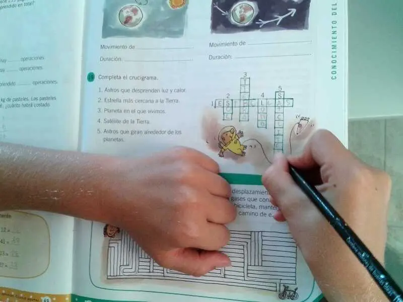 Expertos explican que elegir bien el horario y crear un entorno tranquilo mejora la concentraci&oacute;n de los ni&ntilde;os al hacer deberes. / EP