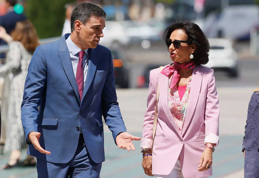 El presidente del Gobierno, Pedro S&aacute;nchez, y la presidenta del Banco Santander, Ana Bot&iacute;n. / Rober Solsona-EP