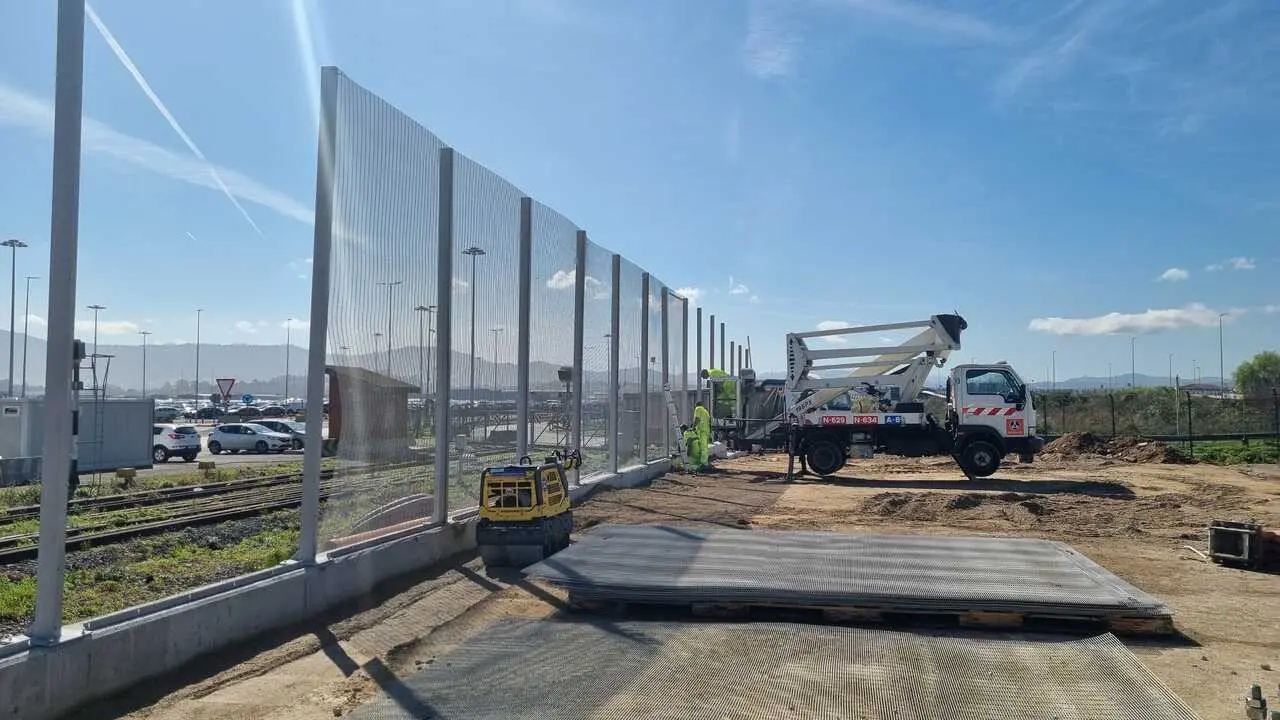 Las obras del cerramiento de seguridad avanzan. / APS