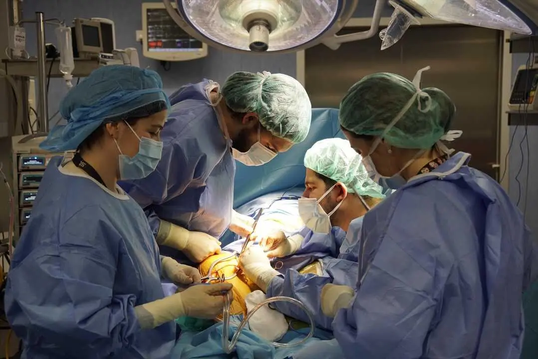 Una intervenci&oacute;n quir&uacute;rgica en Valdecilla. / H.V. / Alerta