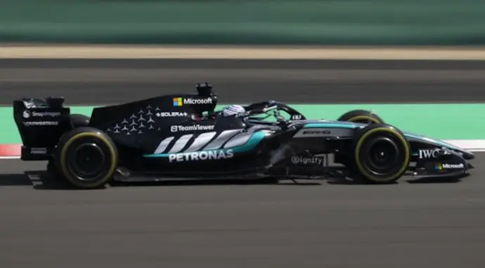 George Russell, durante la clasificaci&oacute;n sprint del GP de China al volante del Mercedes W17 en el circuito de Shangh&aacute;i.
