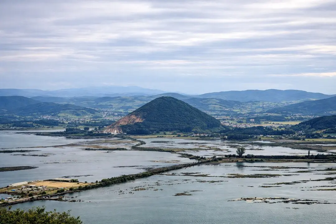 . Situado en Escalante, este monte de 186 metros sobresale sobre las marismas con una forma piramidal que lo convierte en uno de los paisajes m&aacute;s reconocibles del entorno. / T.C