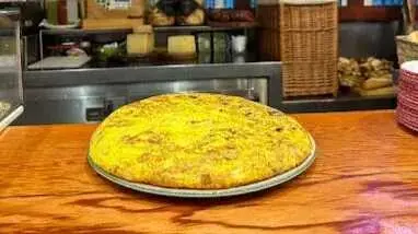 A un paso de Cantabria, en pleno coraz&oacute;n de Donostia, existe un bar donde la tortilla de patata se ha convertido en toda una instituci&oacute;n gastron&oacute;mica. / A.E