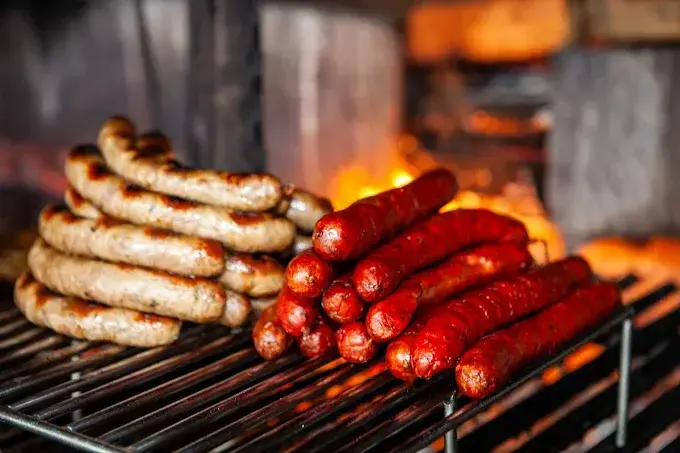Ubicado en Avil&eacute;s, cerca de Cantabria, el local destaca por su cocina asturiana, sus parrilladas y su ambiente acogedor. / A.E
