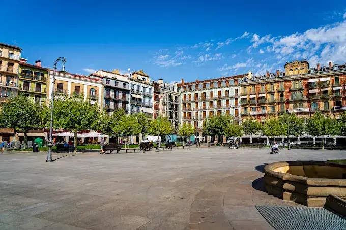 Entre calles hist&oacute;ricas, edificios culturales y paseos junto al r&iacute;o, Pamplona conserva lugares curiosos que muchos visitantes &mdash;y tambi&eacute;n algunos pamploneses&mdash; a&uacute;n no han descubierto. / A.E