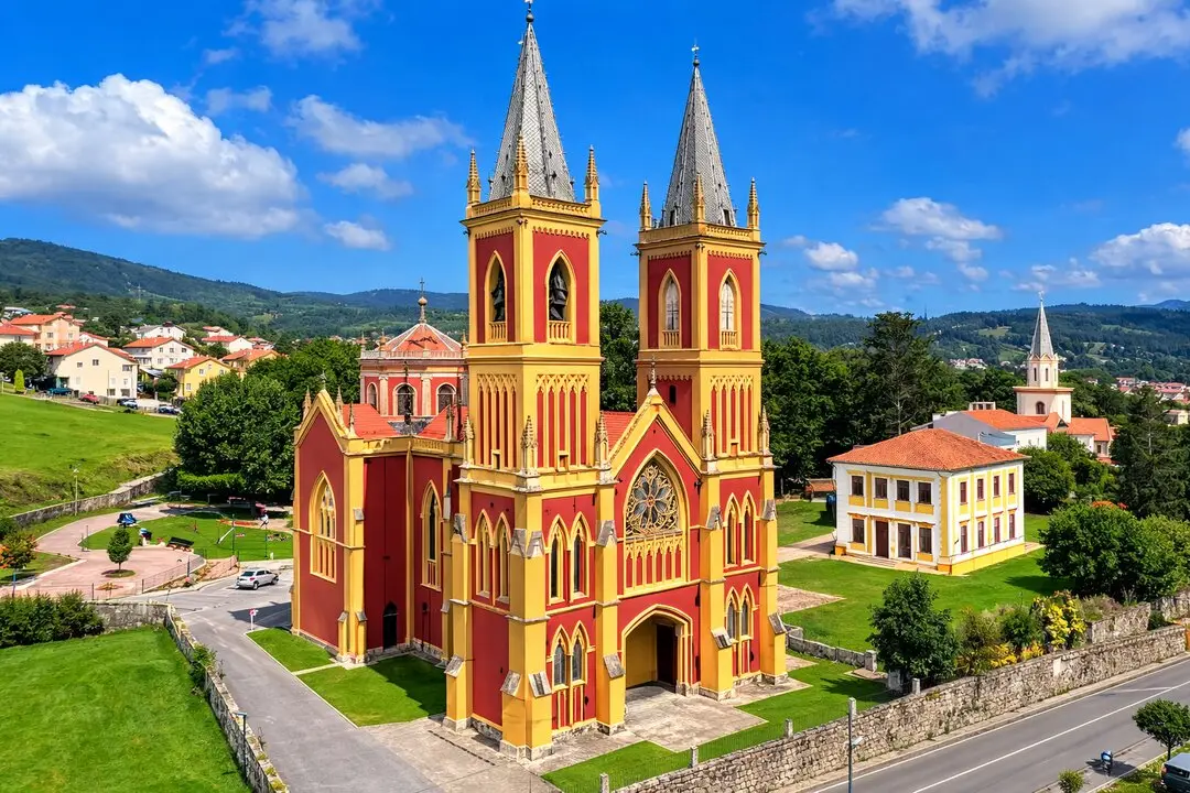 En la costa occidental de Cantabria existe un pueblo poco conocido que re&uacute;ne acantilados espectaculares, patrimonio hist&oacute;rico y escenarios naturales &uacute;nicos. / A.E
