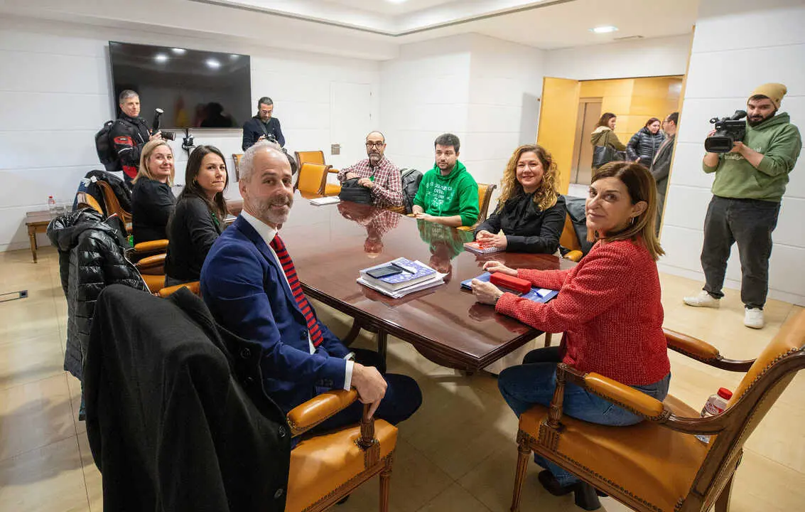 La presidenta de Cantabria, Mar&iacute;a Jos&eacute; S&aacute;enz de Buruaga, y el consejero de Educaci&oacute;n, Formaci&oacute;n Profesional y Universidades, Sergio Silva, se re&uacute;nen con los representantes de las organizaciones sindicales docente. / Alerta / Archivo