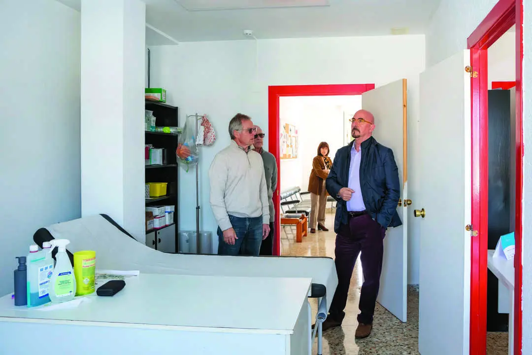 El consejero de Salud, C&eacute;sar Pascual, visita el consultorio m&eacute;dico de Cueto. / Alerta