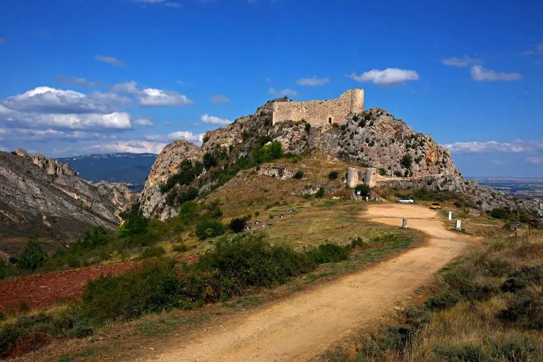 Situado en un enclave natural privilegiado, Poza de la Sal conserva un patrimonio hist&oacute;rico y paisaj&iacute;stico que lo convierte en uno de los destinos m&aacute;s interesantes de la provincia de Burgos. / A.E