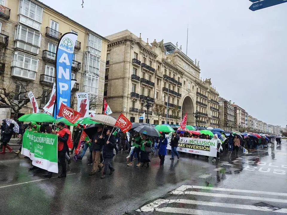 Un millar de docentes desaf&iacute;an a la lluvia en Santander. / EP