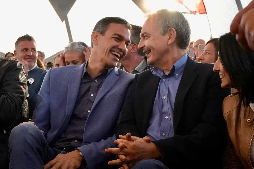 El presidente del Gobierno, Pedro S&aacute;nchez (i) y el expresidente del Gobierno Jos&eacute; Luis Rodr&iacute;guez Zapatero (d). / EP