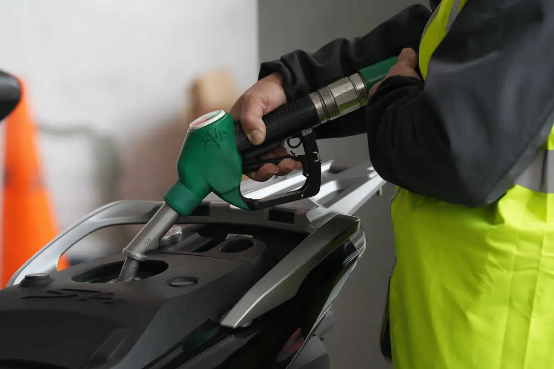 Una persona echa combustible. / EP